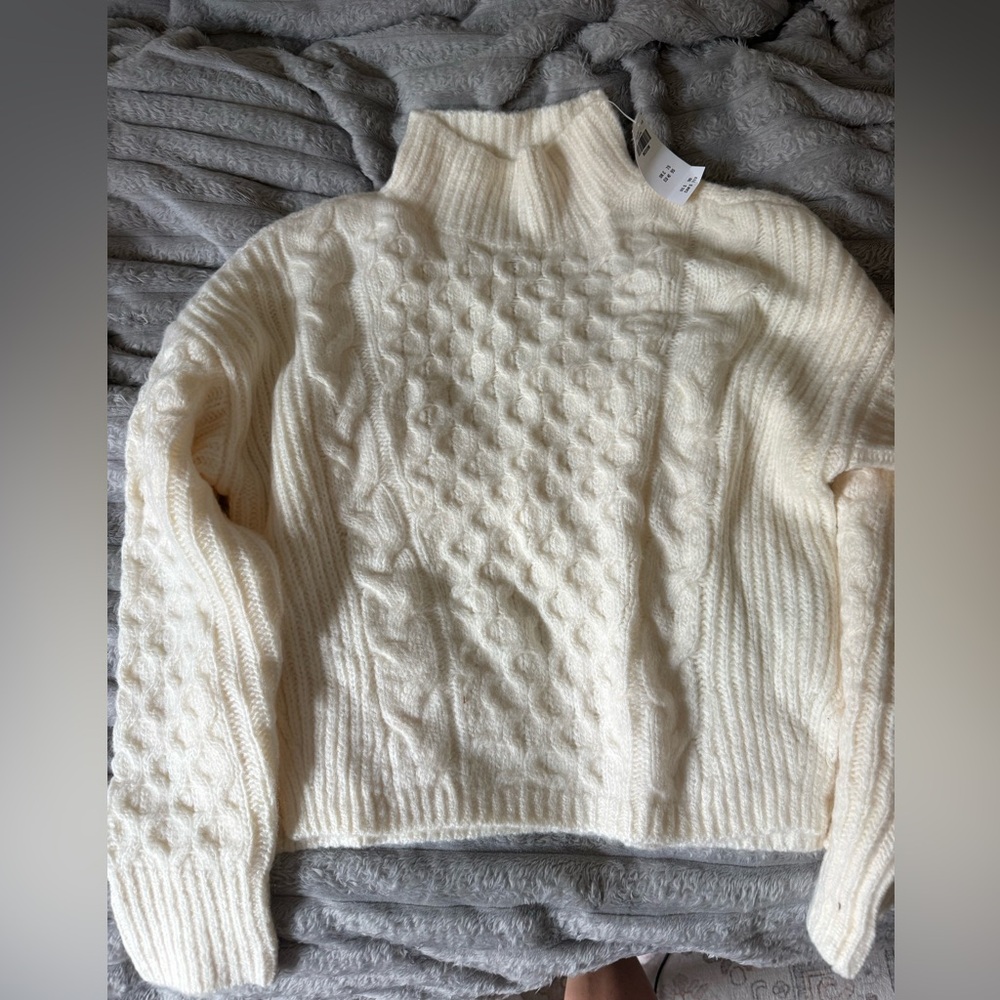 Abercrombie NWT MEDIUM Cream Cable Knit Sweater